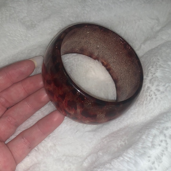 Leopard print glitter resin bracelet - Picture 5 of 7